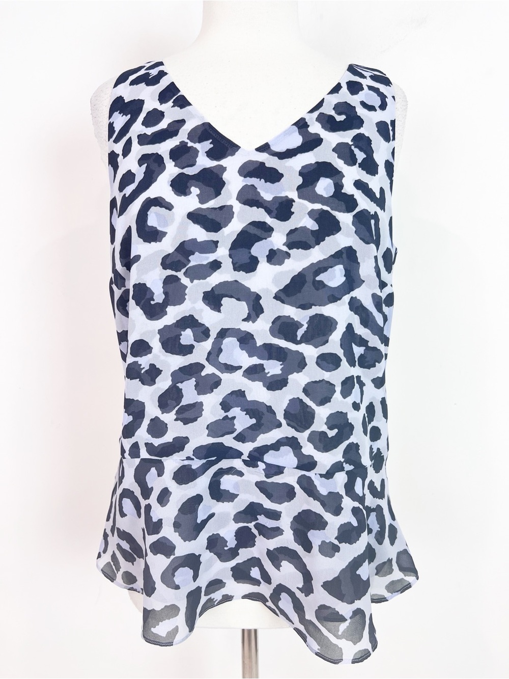 CABI NAVY AND LIGHT BLUE PRINT SLEEVELESS PEPLUM HEM FELINE BLOUSE SZ MEDIUM
